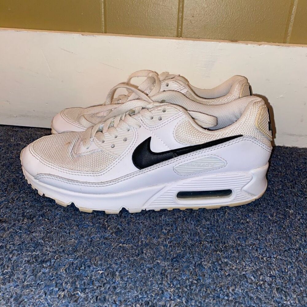 Nike Air Max women 7 low top tie up sneakers white with black accents